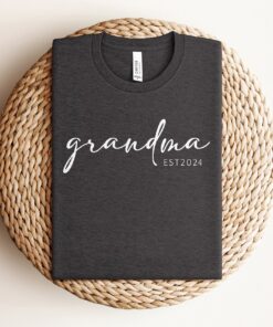 personalized grandma est 2024 shirt funny grandmother t shirt best grandma ever mothers day gift for new grandmas znf1q