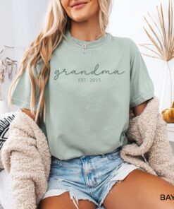 personalized grandma est 2025 shirt funny grandma shirt for mothers day new grandma baby announcement gift odlxw