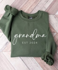 personalized grandma est 2025 sweatshirt custom crewneck for pregnancy announcement unique grandma gift qp8qt