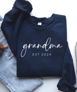 personalized grandma est 2025 sweatshirt custom crewneck for pregnancy announcement unique grandma gift vbkg6