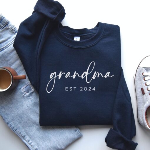 personalized grandma est 2025 sweatshirt custom crewneck for pregnancy announcement unique grandma gift vbkg6 scaled