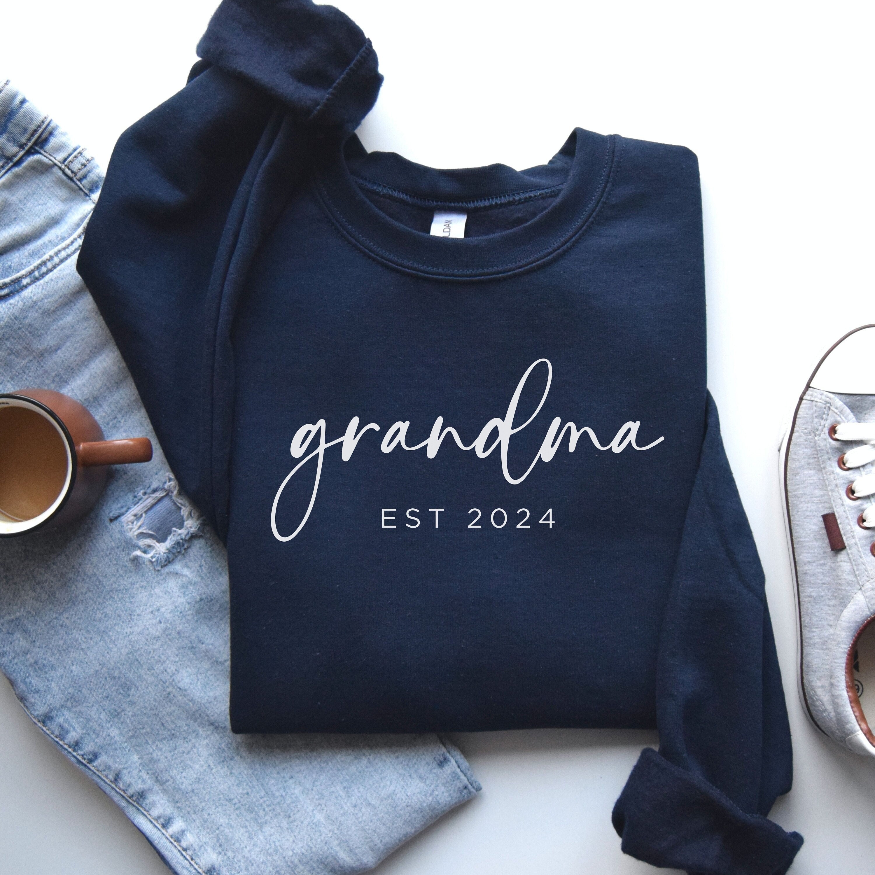 personalized grandma est 2025 sweatshirt custom crewneck for pregnancy announcement unique grandma gift vbkg6