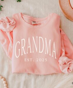 personalized grandma est 2025 sweatshirt new grandma shirt mothers day gift baby announcement sweatshirt for grandmothers h5xi1