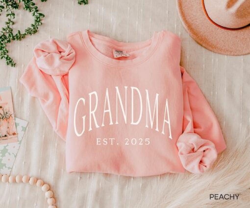 personalized grandma est 2025 sweatshirt new grandma shirt mothers day gift baby announcement sweatshirt for grandmothers