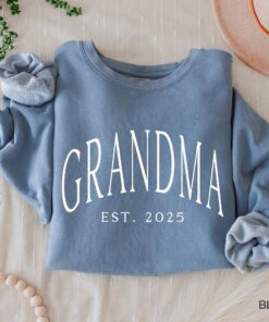 personalized grandma est 2025 sweatshirt new grandma shirt mothers day gift baby announcement sweatshirt for grandmothers x27ah