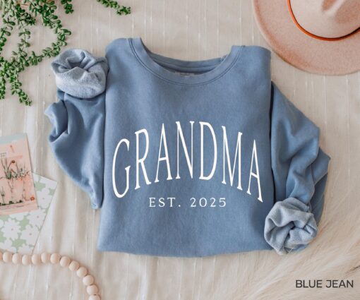 personalized grandma est 2025 sweatshirt new grandma shirt mothers day gift baby announcement sweatshirt for grandmothers