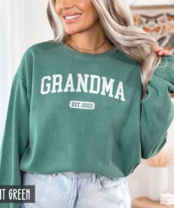 personalized grandma est sweatshirt for new grandmas year announcement birthday or christmas gift gnw48