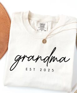 personalized grandma shirt custom grandma est year shirt cute new grandma announcement t shirt for grandmothers gjuxt