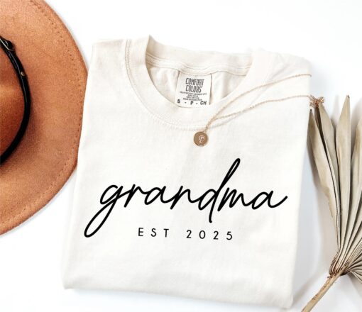 personalized grandma shirt custom grandma est year shirt cute new grandma announcement t shirt for grandmothers
