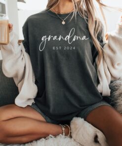 personalized grandma shirt established 2025 custom comfort colors tee for mothers day pregnancy announcement gift 1bzh0