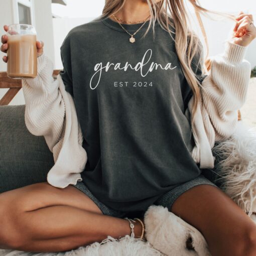 personalized grandma shirt established 2025 custom comfort colors tee for mothers day pregnancy announcement gift 1bzh0 scaled