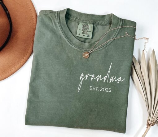 personalized grandma shirt with established year cute gift for new grandmas grammy announcement mothers day shirts