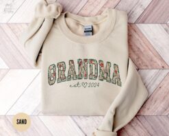 personalized grandma sweatshirt with floral heart design unique wildflower crewneck for mothers day and christmas gifts xwggy