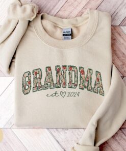 personalized grandma sweatshirt with floral heart design unique wildflower crewneck for mothers day and christmas gifts xwggy