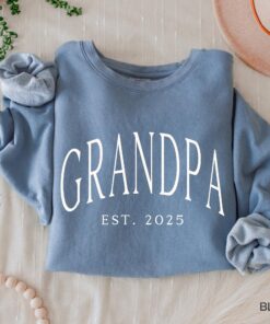 personalized grandpa sweatshirt est 2025 for new grandpa baby announcement fathers day gift cdhzi