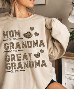 personalized great grandma sweatshirt for pregnancy announcement custom nana hoodie unique gift for mom and grandmother 7ocpg