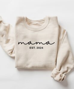 personalized mama est sweatshirt custom crewneck for mom unique mothers day gift thoughtful mama shirt for moms zs6nc