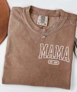 personalized mama shirt with pocket mama est year crewneck for new moms mothers day gift cool mamas club t shirt mnzs7