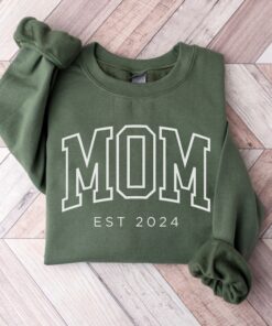 personalized mom established sweatshirt custom crewneck for new moms pregnancy announcement mothers day gift 2025 xafbt