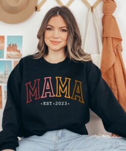 personalized mom sweatshirt for mom life funny mothers day shirt custom mama gift unique mom shirts elg4s