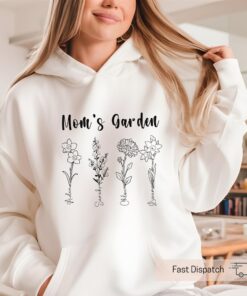 personalized moms garden shirt with birth flowers and kids names custom sweatshirt for mothers day gift wihzn