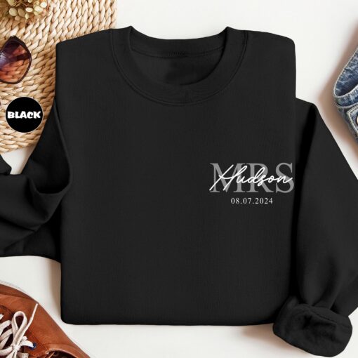 personalized mr and mrs sweatshirt with family name custom hoodie for wedding party honeymoon gifts for bride and groom hzqcq