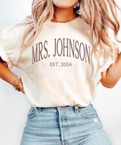 personalized mrs est 2024 shirt custom last name tee oversized bride t shirt honeymoon shirt for wife g8kkz