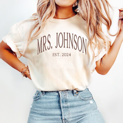 personalized mrs est 2024 shirt custom last name tee oversized bride t shirt honeymoon shirt for wife g8kkz