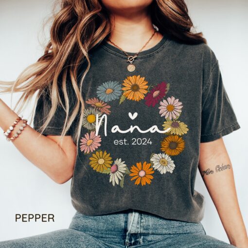 personalized nana est 2024 shirt custom grandma t shirt for pregnancy announcement and christmas gift hekjg