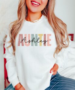 personalized retro auntie sweatshirt custom gift for new auntie groovy aunt shirt ideal for aunt birthday celebrations nsbck