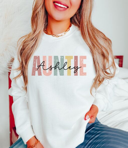 personalized retro auntie sweatshirt custom gift for new auntie groovy aunt shirt ideal for aunt birthday celebrations nsbck
