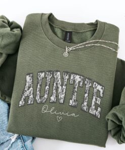 personalized toile de jouy aunt sweatshirt floral crewneck for new aunts pregnancy announcement mothers day gift qb76l