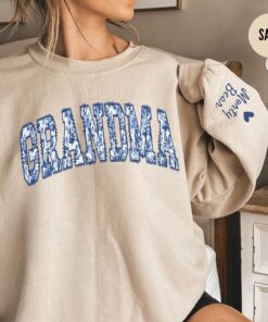 personalized toile de jouy grandma sweatshirt with kids names floral grandmother shirt custom crewneck gift for mom ehdp3