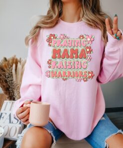 praying mama raising warriors shirt for christian moms funny mom life tee unique mothers day gift d2y1f