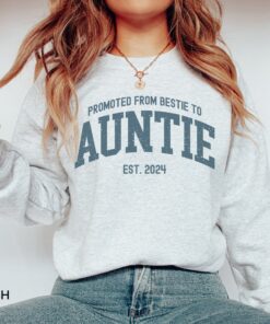 promoted from bestie to auntie 2024 sweatshirt pregnancy announcement gift for new aunts and best friends u9z5x