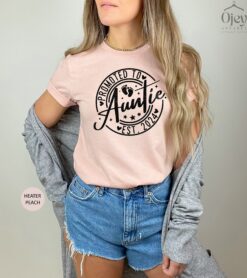 promoted to auntie est 2024 shirt pregnancy reveal t shirt new aunt shirt gift for aunt to be womens clothing uslfz