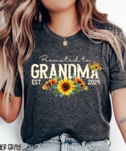 promoted to grandma 2024 shirt sunflower design plus size tee for new grandmother pregnancy reveal gift 29lim