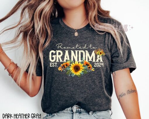 promoted to grandma 2024 shirt sunflower design plus size tee for new grandmother pregnancy reveal gift 29lim