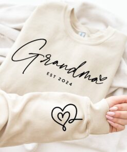 promoted to grandma est 2024 sweatshirt pregnancy announcement first time grandma gift new baby sweater dhfnm