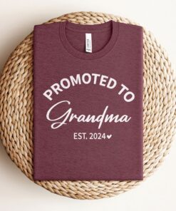 promoted to grandma shirt pregnancy reveal tee new grandma established 2024 cute grandma t shirt for expecting grandmothers vmos7