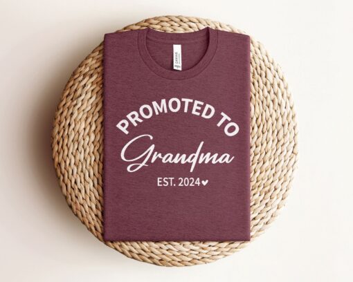 promoted to grandma shirt pregnancy reveal tee new grandma established 2024 cute grandma t shirt for expecting grandmothers vmos7