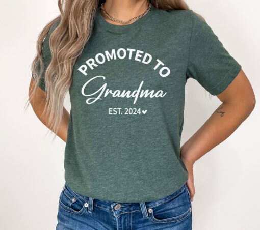promoted to grandma shirt pregnancy reveal tee new grandma established 2024 cute grandma t shirt for expecting grandmothers