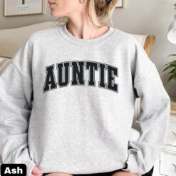 retro auntie sweatshirt for christmas pregnancy reveal trendy aunt gifts varsity crewneck for cool aunts ob6dk