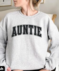 retro auntie sweatshirt for christmas pregnancy reveal trendy aunt gifts varsity crewneck for cool aunts ob6dk