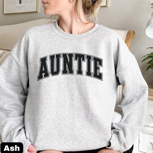 retro auntie sweatshirt for christmas pregnancy reveal trendy aunt gifts varsity crewneck for cool aunts ob6dk
