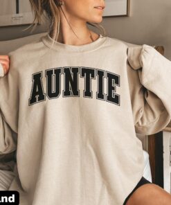 retro auntie sweatshirt for christmas pregnancy reveal trendy aunt gifts varsity crewneck for cool aunts qjxni