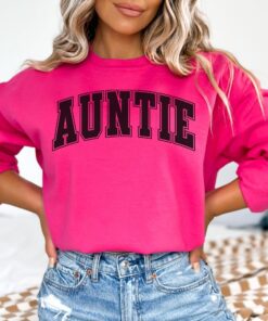 retro auntie sweatshirt for christmas pregnancy reveal trendy auntie gifts varsity crewneck for cool aunts 3k3sn