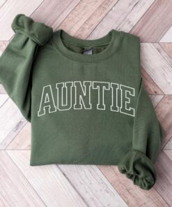 retro auntie sweatshirt for pregnancy reveal trendy aunt gift christmas varsity crewneck unique auntie apparel 03k5u