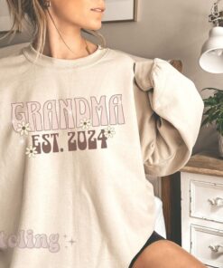 retro grandma sweatshirt for new grandmother est 2024 pregnancy announcement plus size gift for new grandma kgveh