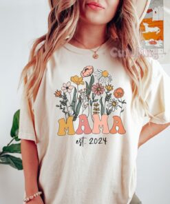 retro mama shirt with wildflowers est 2024 pregnancy announcement cute mom t shirt for christmas gifts and mothers day bpyyw